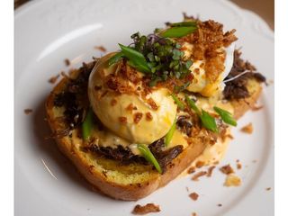 Бенедикт із повільно приготовленою телятиною під сирним соусом (320g)