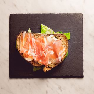 Bruschetta con prosciutto crudo e stracciatella
