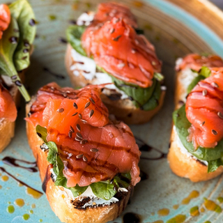 Брускета з лососем