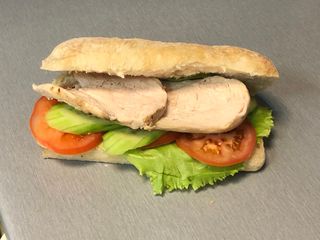 Сандвич с прясно изпечена чабата, печено гриловано пилешко и кашкавал