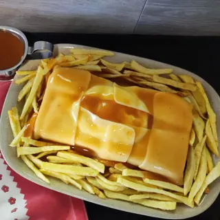 Francesinha com Ovo e Batata Frita