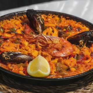 PAELLA DE POLLO Y MARISCO