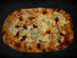 Base margherita con 'nduja e gorgonzola
