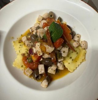 Ravioli di patate con sugo di pesce spada ed erbe aromatiche
