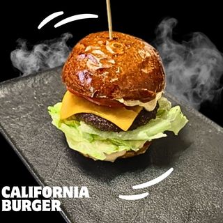 CALIFORNIA BURGER+ CARTOFI PAI + SOS