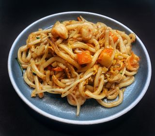 80. Yaki udon con frutti di mare
