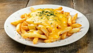 Домашни пържени картофи със сирене.