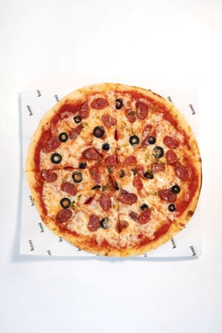 Пицца с охотничьей колбасой и халапеньо 