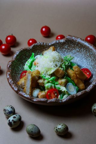 Салат цезарь с куриной грудкой.