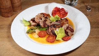 Muschiulet de porc cu salata de ardei copti