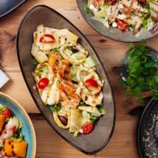 Средиземноморска салата с морски дарове и запечено сирене халуми 350г