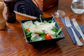 Salată rucola, roșii cherry şi parmesan