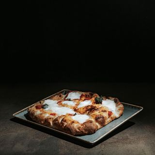 Pinsa, pomodoro, mozzarella, salsiccia rossa.