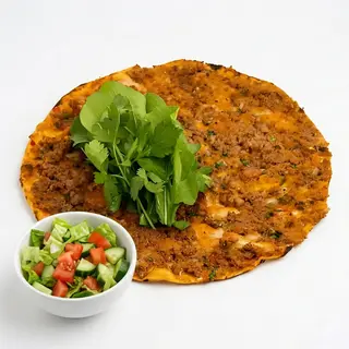 Pizza Turca Con Ensalada Y Salsas