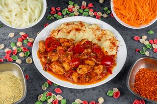 Mućkalica sa pilećim mesom i prilogom