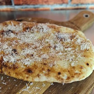 Focaccia cu usturoi si parmezan 