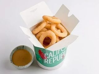 Цибулеві кільця фрі з перечним соусом