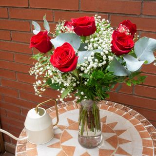 Ramo de seis rosas rojas con flor