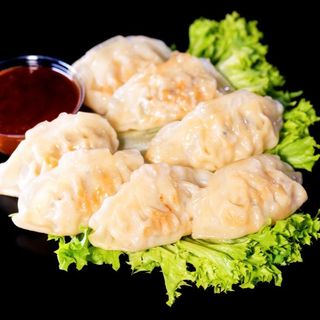 Pierożki gyoza warzywne z sosem firmowym