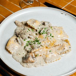 Raviollis de Três Queijos com Molho de Cogumelos e Trufa