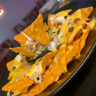 Nachos Con Nuestro Guacamole Casero