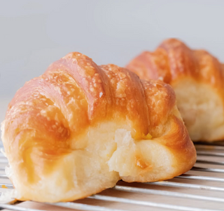 Medialunas rellenas crema pastelera