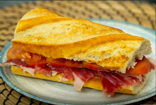 Bocadillo de jamón con tomate