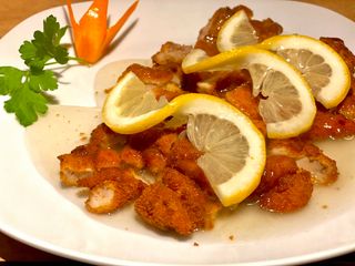 Pollo rebozado con salsa de limón