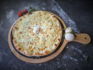 Quattro Formaggi pizza 24cm
