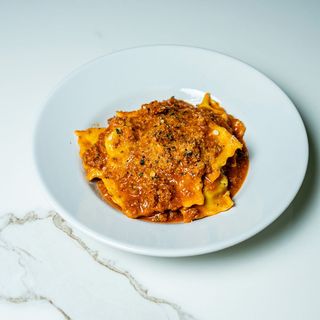 Ravioli ripieni di ricotta e spinaci al ragù della nonna