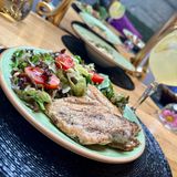 Пилешко филе на скара,поднесено с фитнес салата