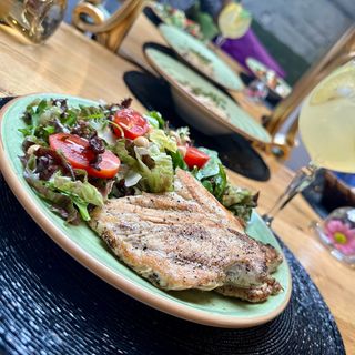 Пилешко филе на скара,поднесено с фитнес салата