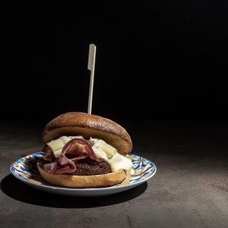 Hamburger 200 g, radicchio grigliato, provola affumicata.