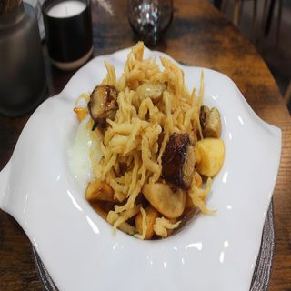 Huevos rotos con chanquetes y foie (ración)