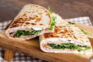 Piadina con prosciutto cotto, mozzarella, rucola e maionese