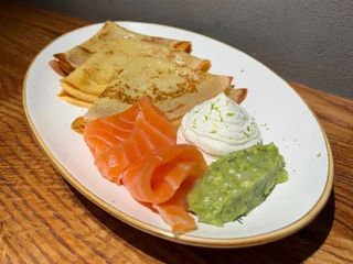 Млинці зі слабосолоним лососем (260g)