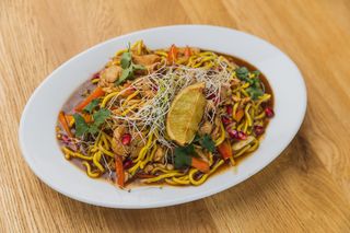 Makaron smażony z kurczakiem i warzywami