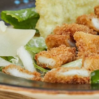 Ensalada César con Pollo Panko, queso Grana Padano y crujiente de Wantón
