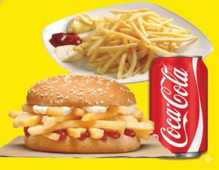 Panino con patatine, patatine e una lattina