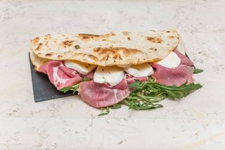 Maxi piadina con prosciutto crudo, rucola e mozzarella