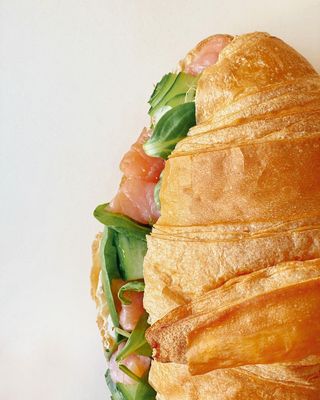 Круасан з лососем