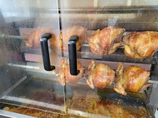 Pollo asado con 6 miniarepitas y salsa