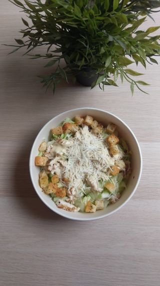 Салата Цезар с пиле