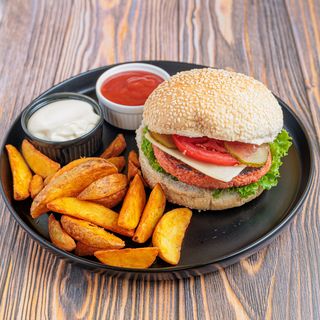 Vege cheeseburger sa hrskavim krompirićima