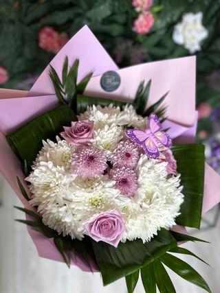 BUCHET 7 FIRE TRANDAFIRI MOV/CRIZANTEMA ALB/MOV