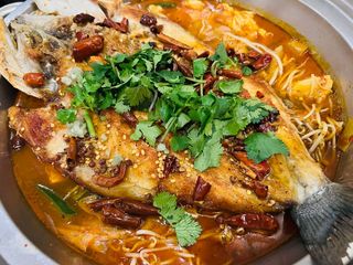 171 Branzino alla griglia con zuppa piccante