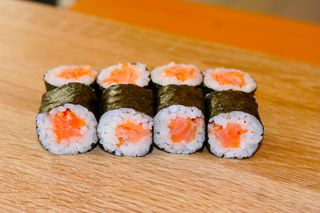 Суши Хосомаки пушена сьомга  (8бр-110г)