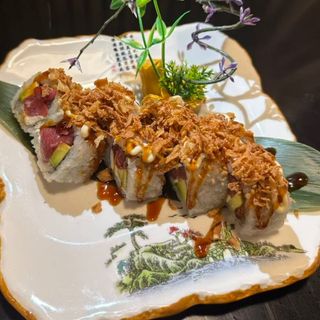 Uramaki Atun queso aguacate y cebolla frita con salsa8u