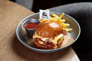 Гамбургер з сиром фрі, білим м’ясом курки (190g)