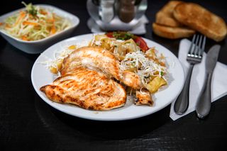 Piept de pui la gratar cu cartofi pai